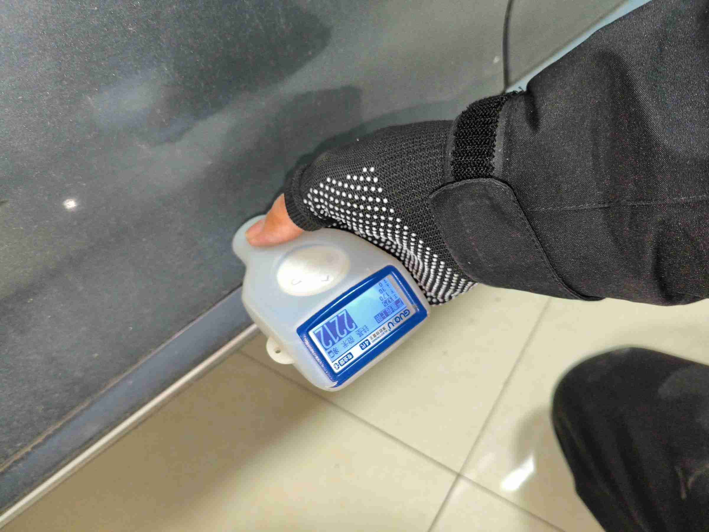左侧前门钣金修复痕迹实拍