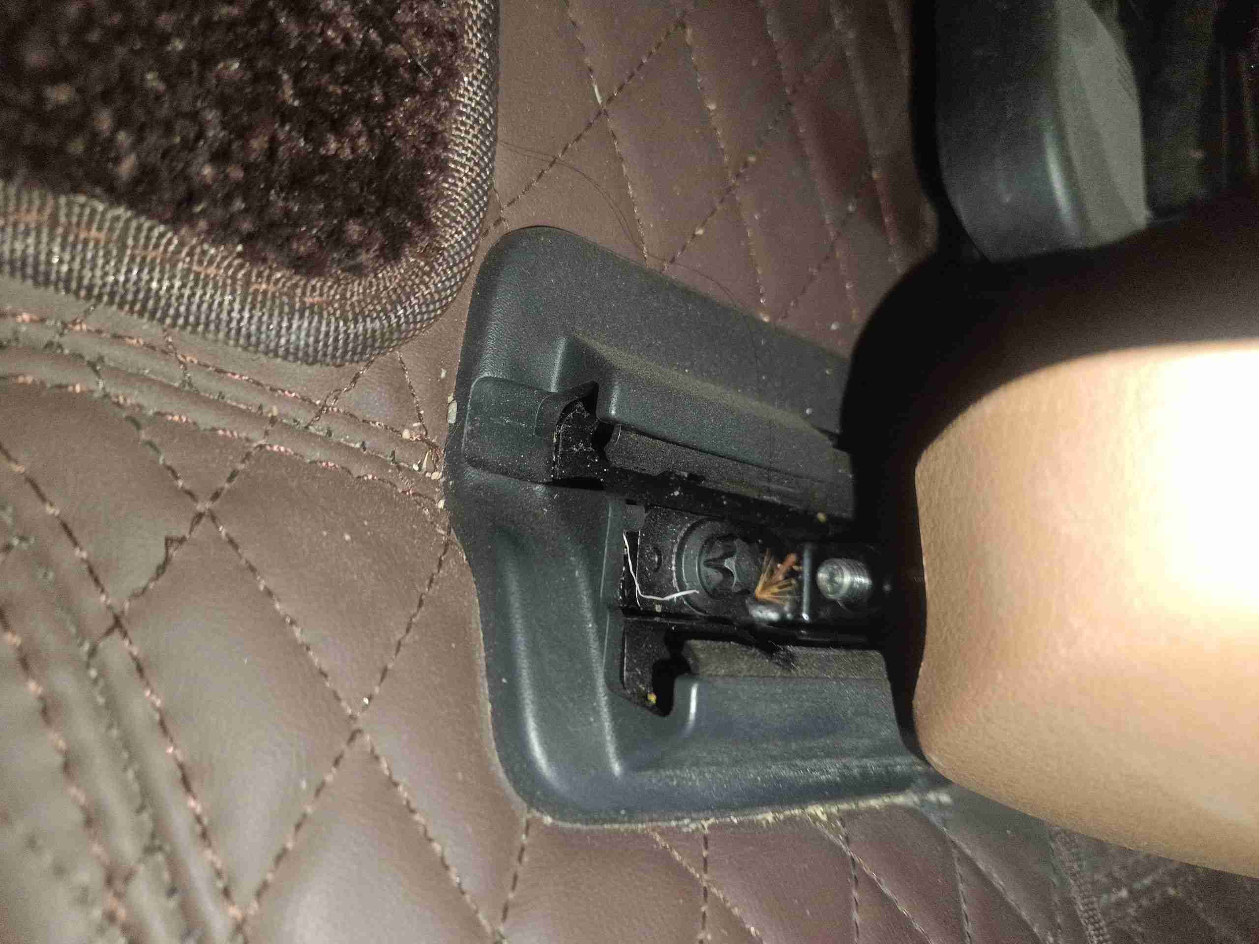 左前座椅滑轨拆卸痕迹示意