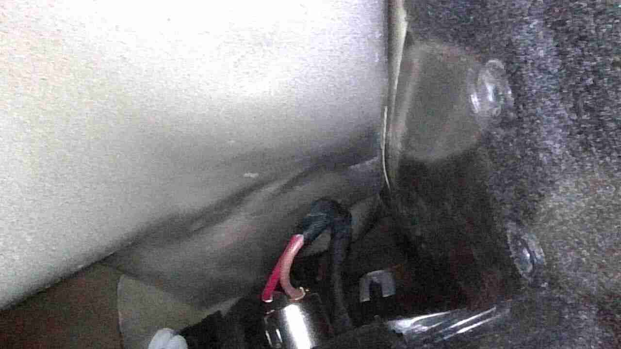左后尾灯框架钣金变形实拍