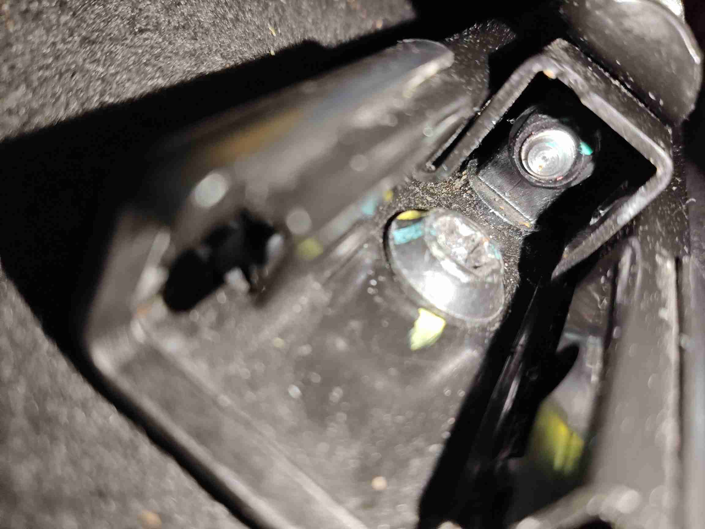 左前座椅滑轨拆卸痕迹特写