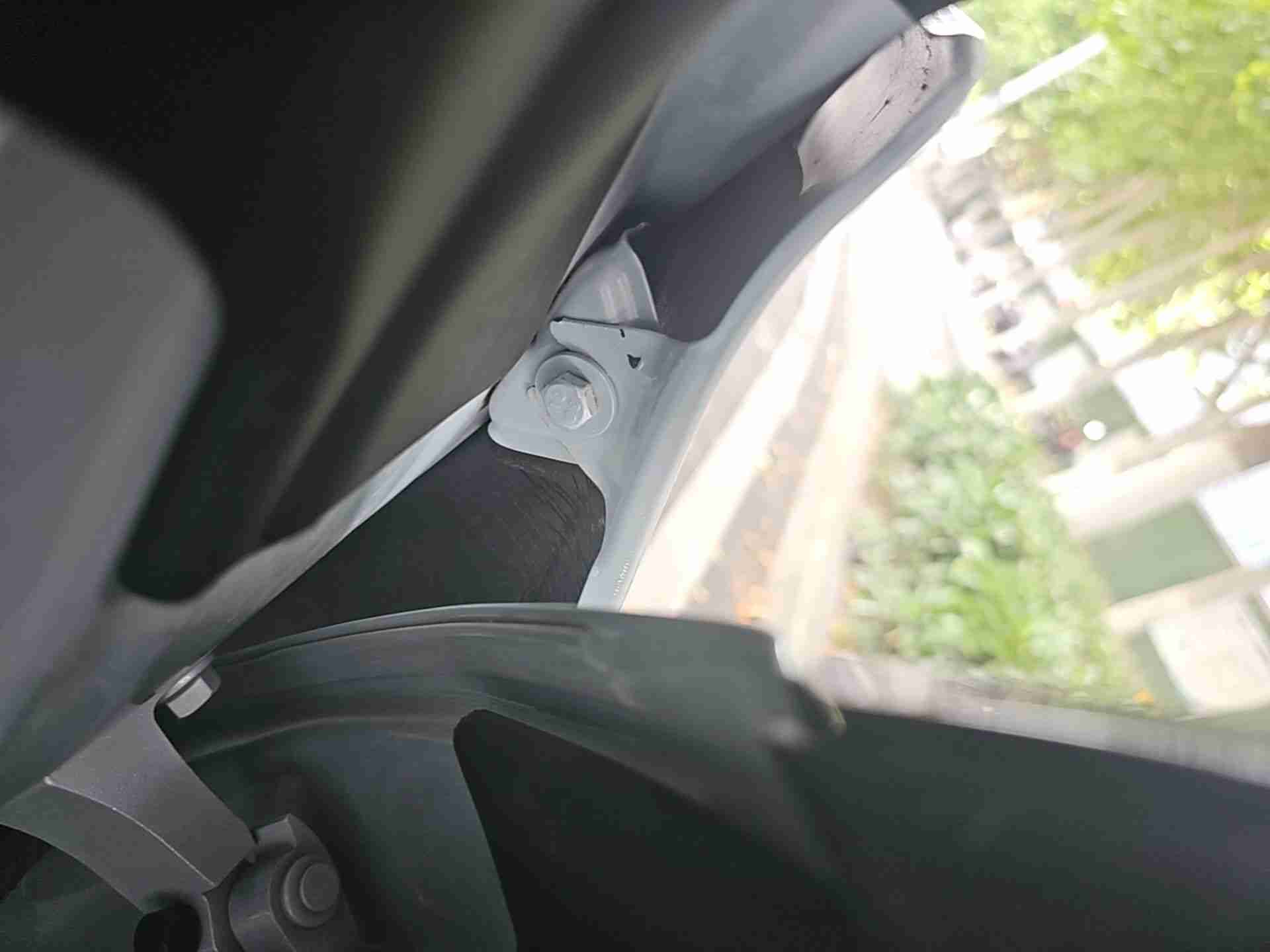 右前翼子板更换情况实拍