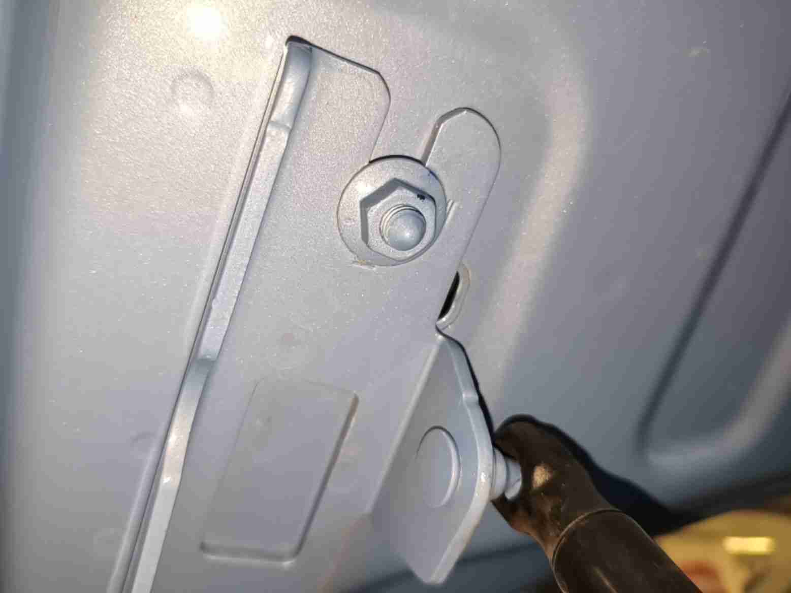 机舱盖右铰链拆卸痕迹实拍