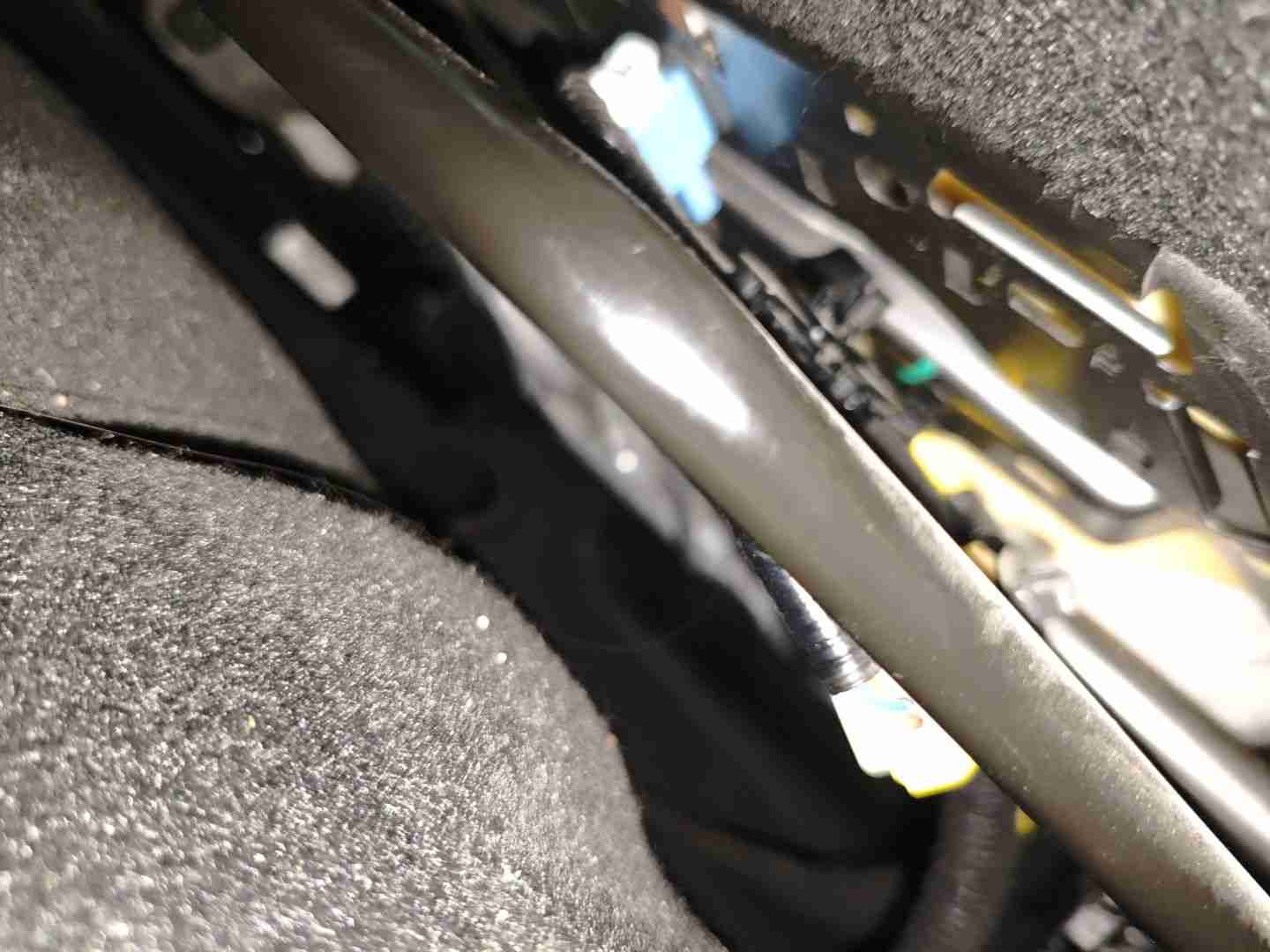 左前座椅滑轨螺丝拆卸痕迹实拍