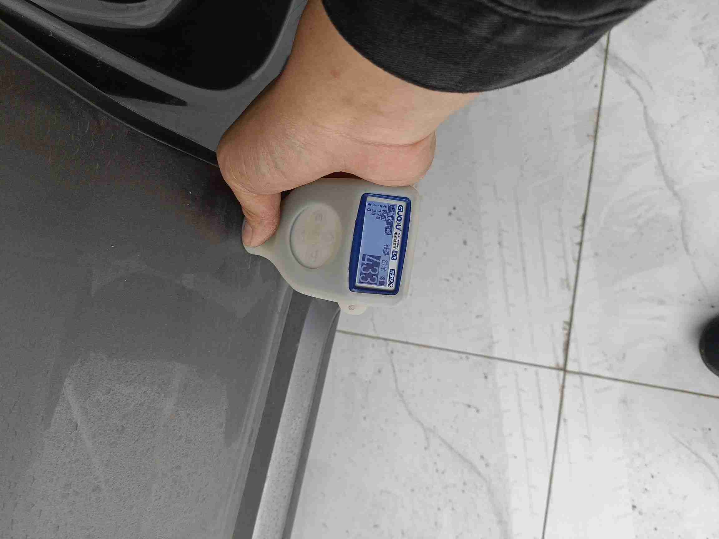 右侧后门漆面钣金痕迹实拍