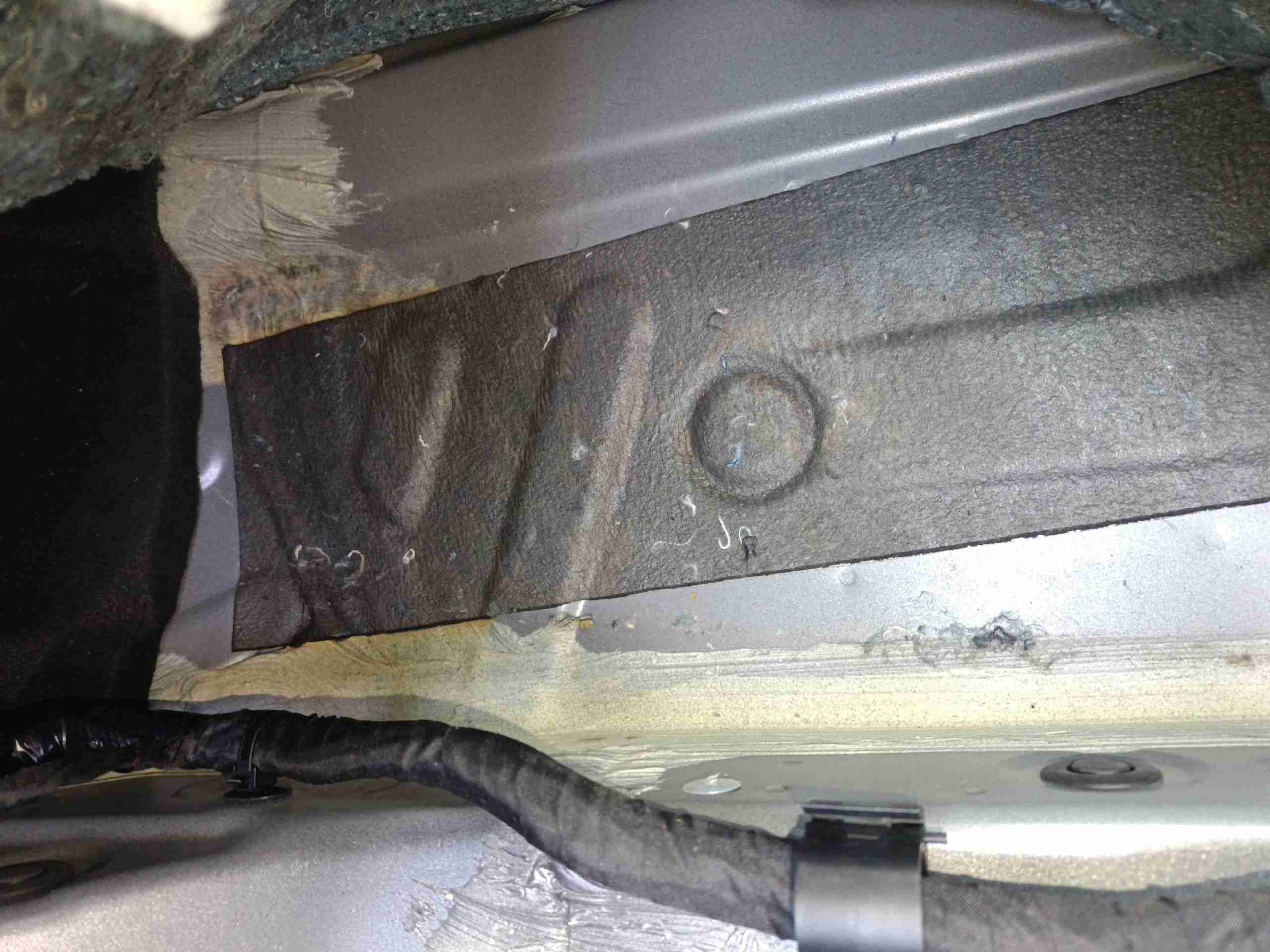 左前底板隔音胶疑似水渍痕迹实拍