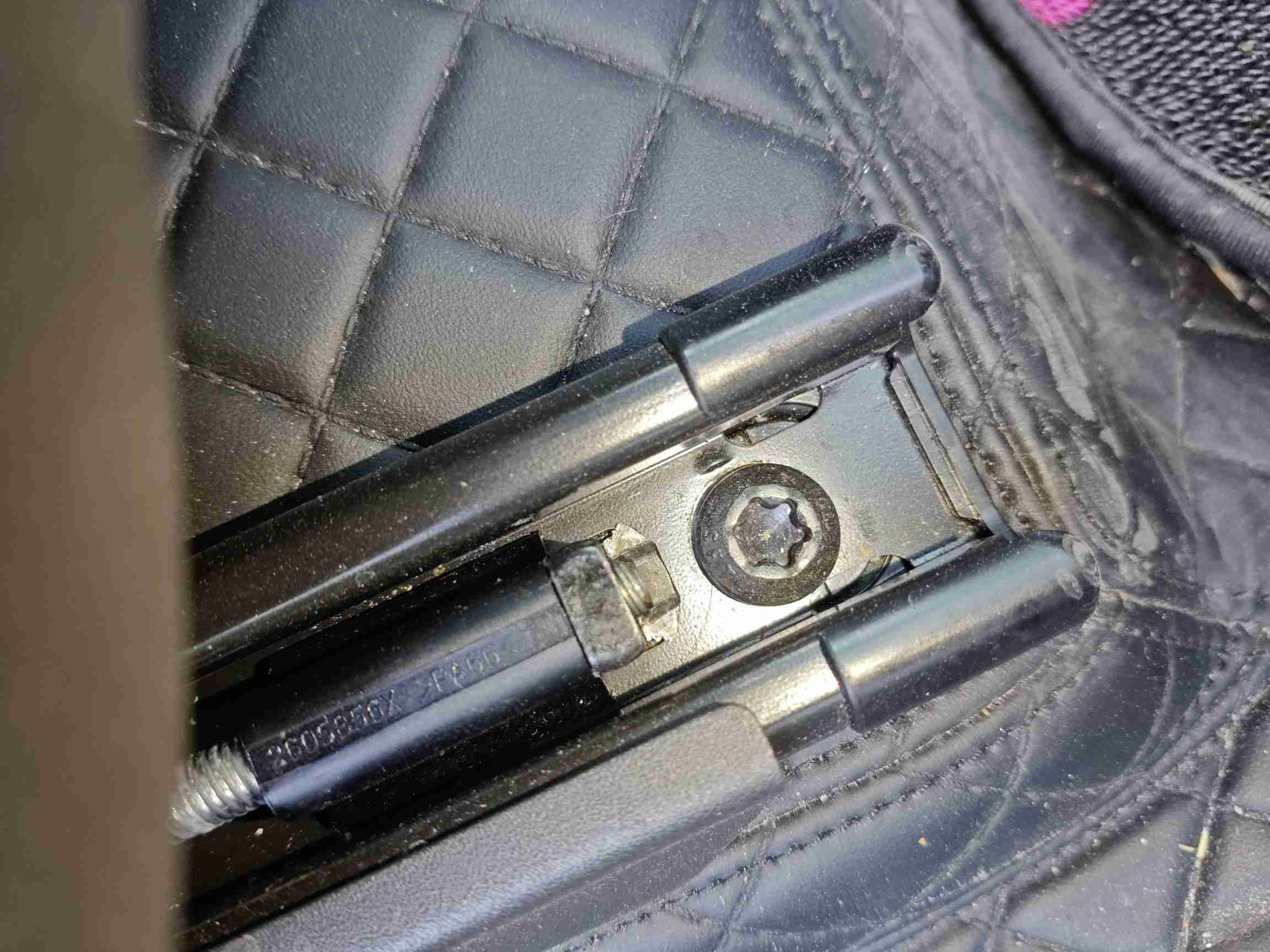 右前座椅滑轨拆卸痕迹实拍