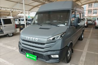 依维柯得意 2023款 2.5T A37M1多用途乘用车长轴中顶双胎侧拉门 自动挡