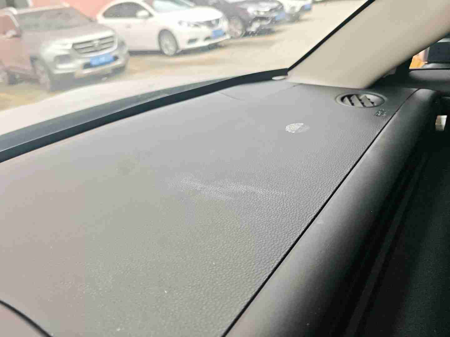 中控台小面积脏污实拍