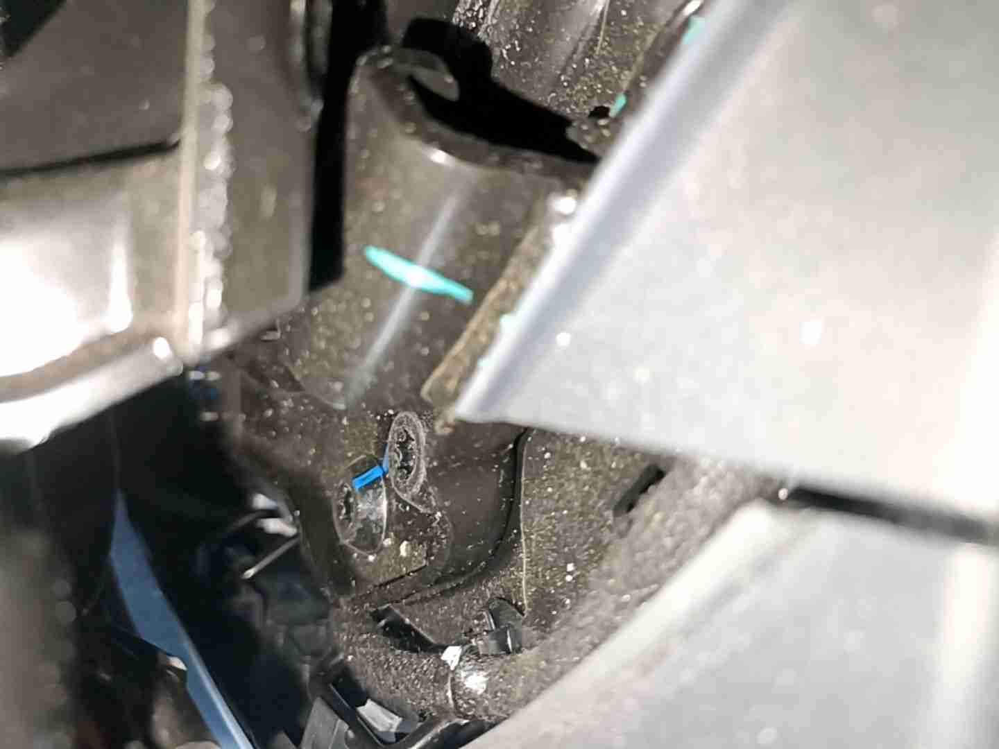 右后第二排座椅支架拆卸痕迹实拍