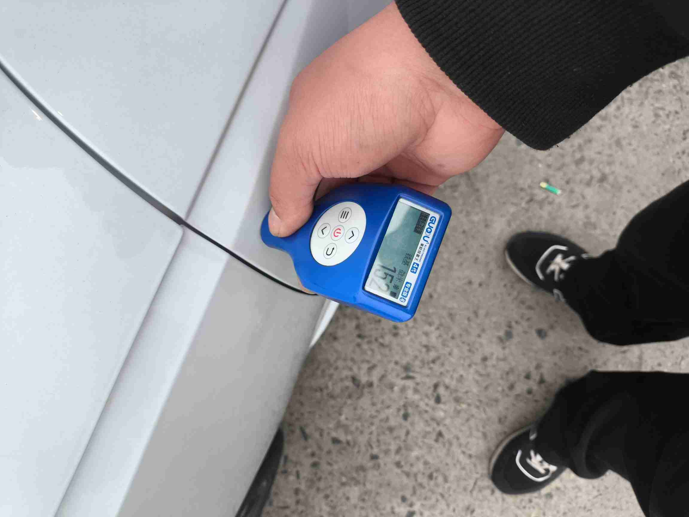 左侧前门喷漆修复实拍