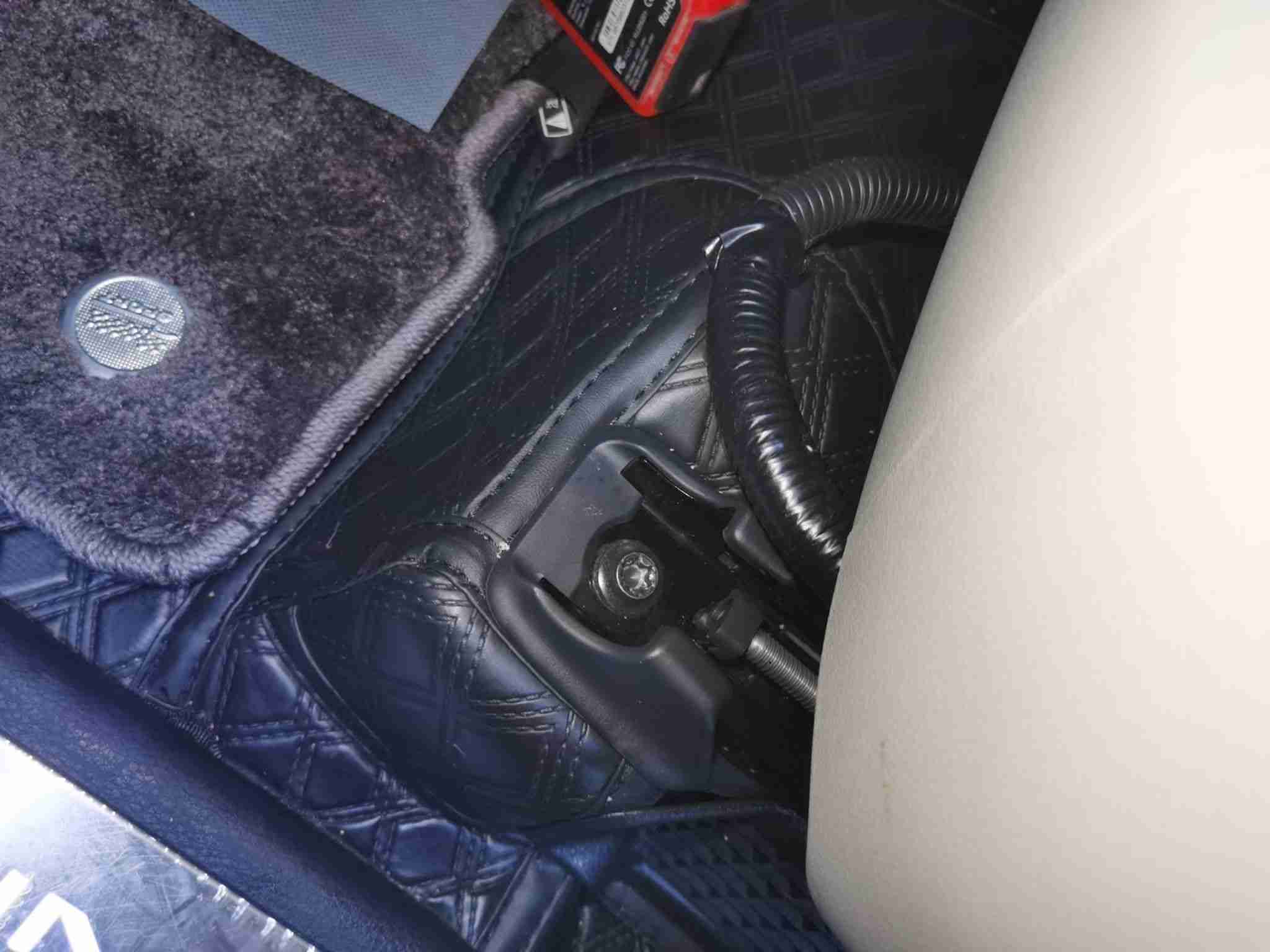 左前座椅滑轨拆卸痕迹实拍