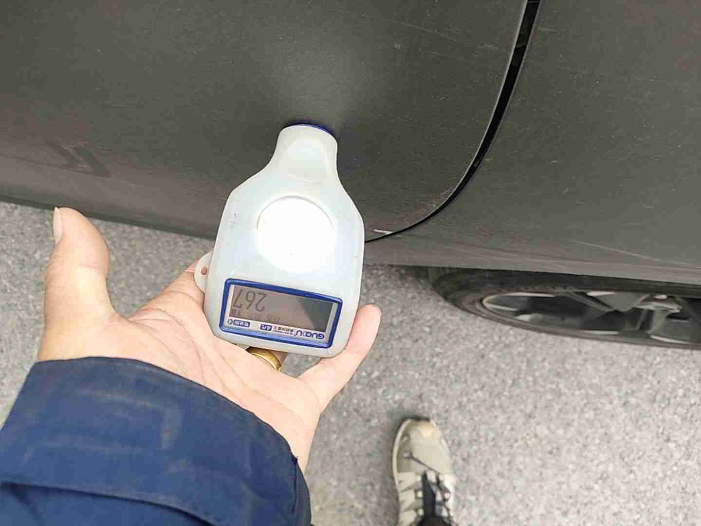 右侧前门漆面划痕实拍