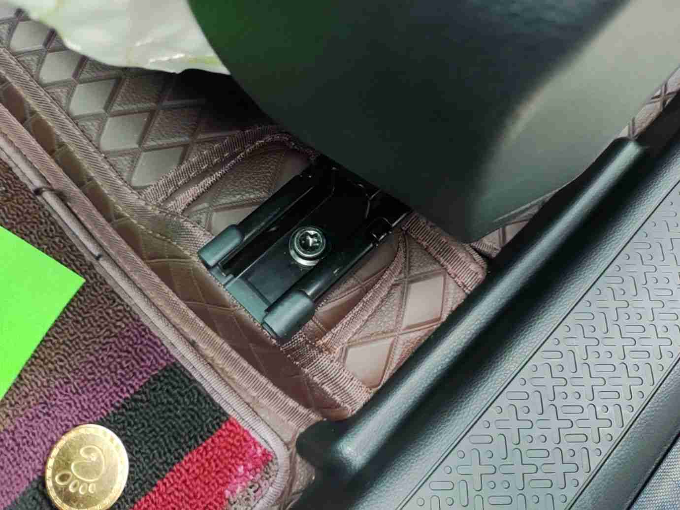左前座椅滑轨及安装螺丝拆卸痕迹实拍