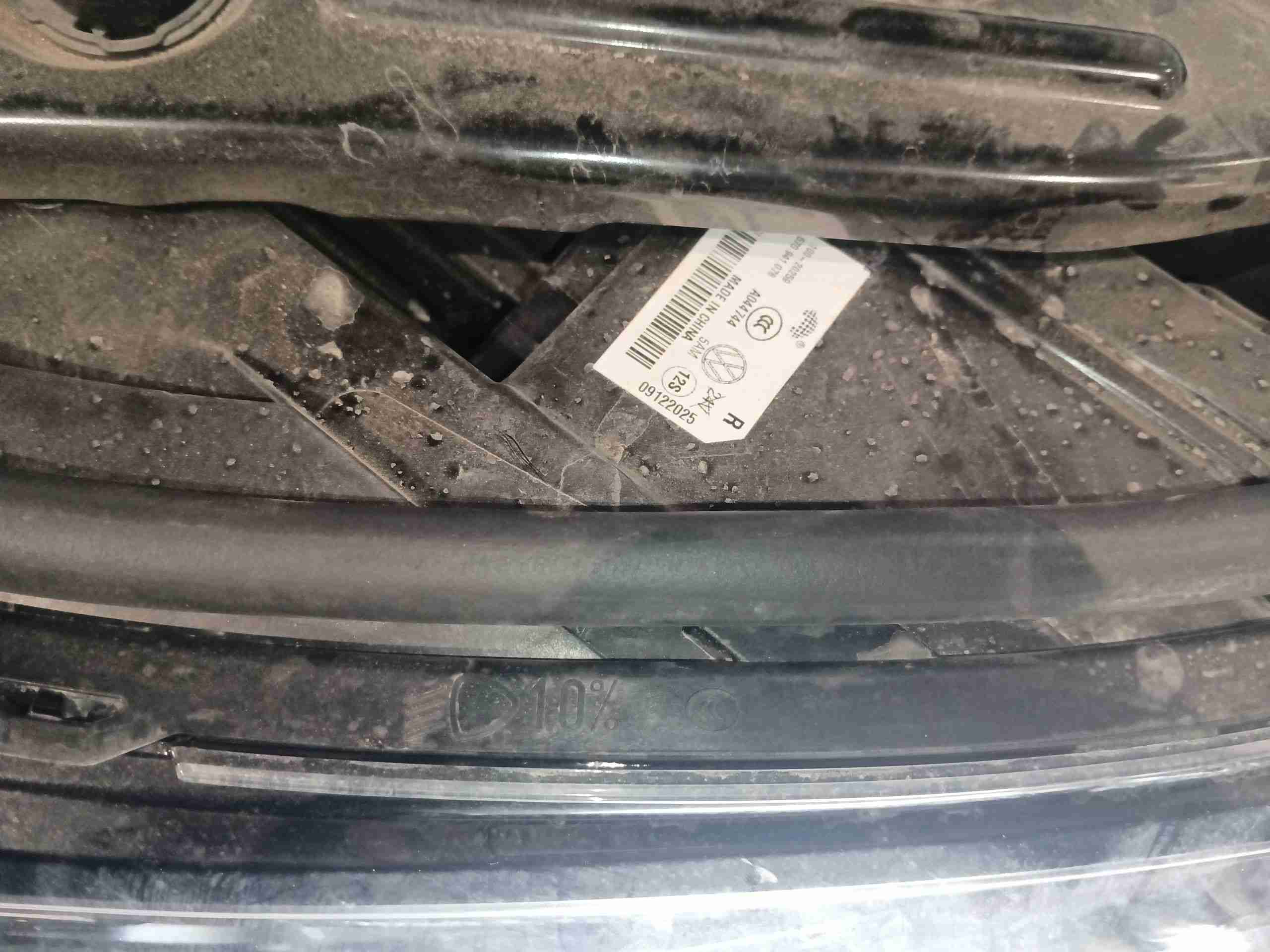 右前大灯更换情况实拍