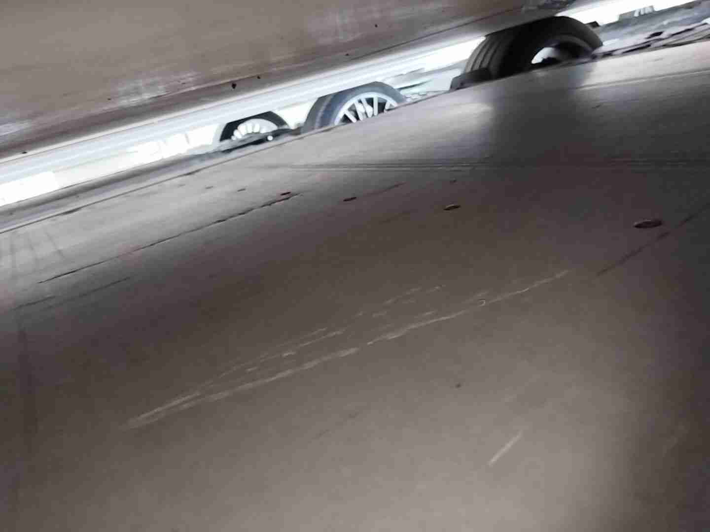 动力电池箱底护板剐蹭痕迹实拍