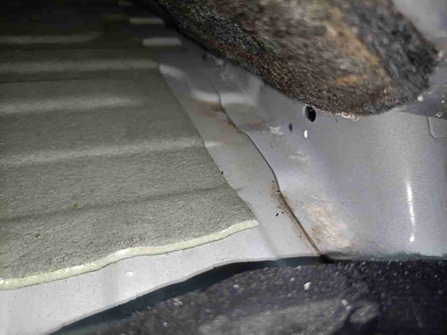 左前底板隔音胶浸水痕迹实拍