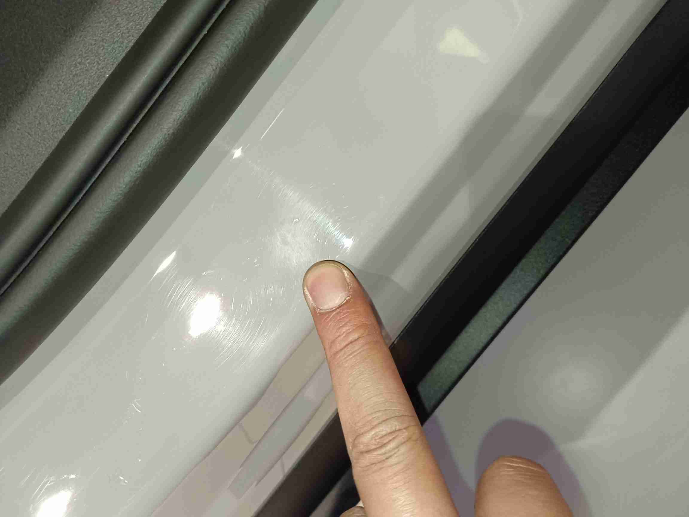 右侧门槛梁轻微变形实拍