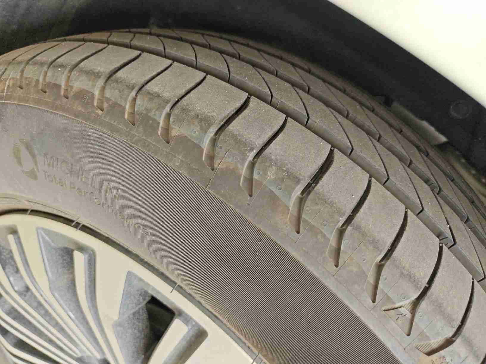 左后轮胎磨损情况实拍