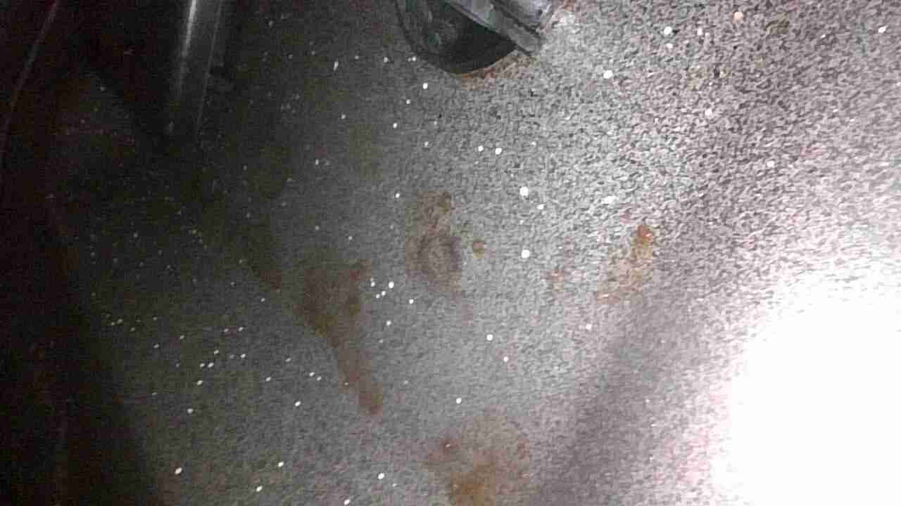 左前底板隔音胶浸水痕迹实拍