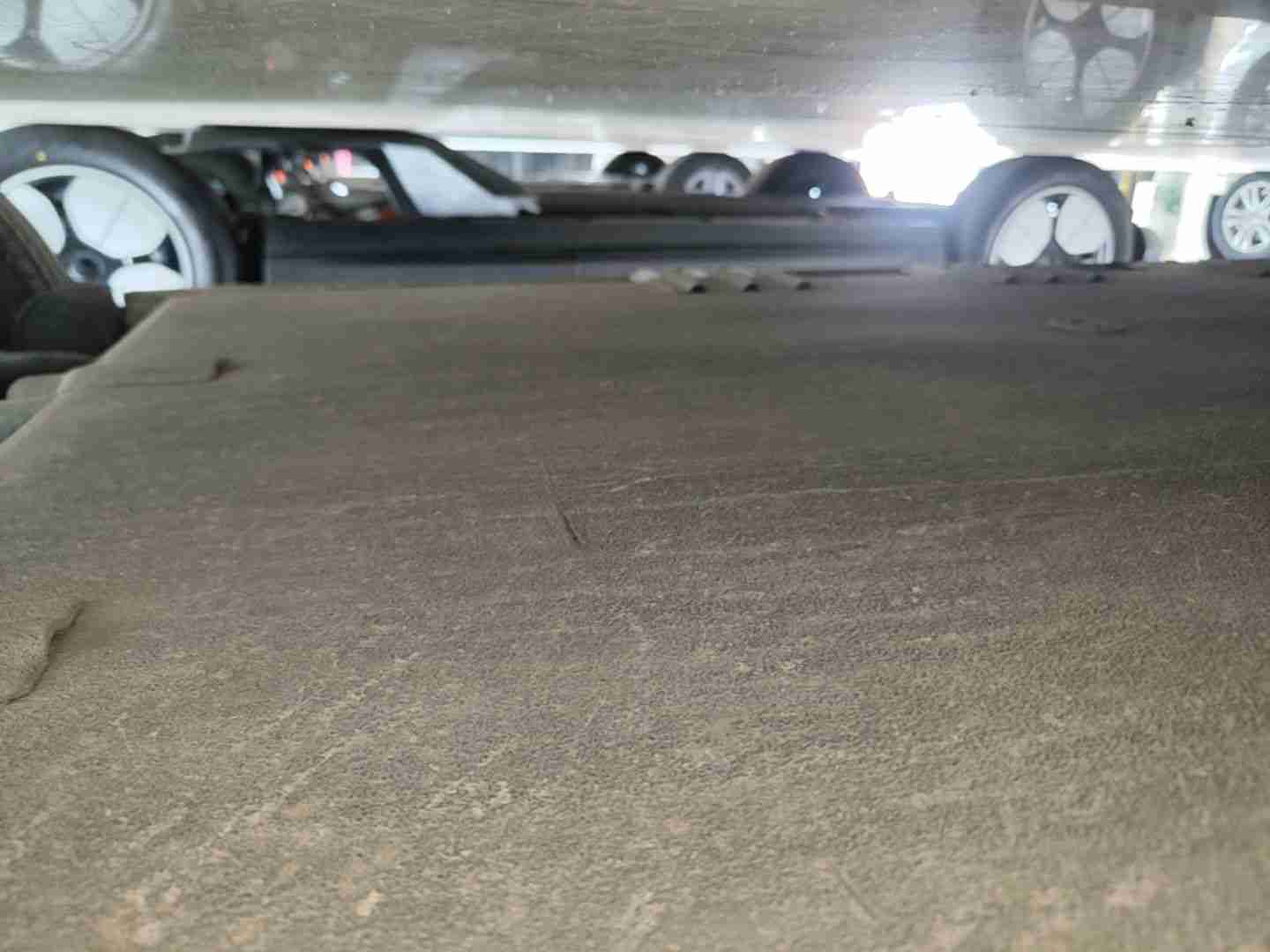 动力电池箱底板轻微剐蹭痕迹实拍
