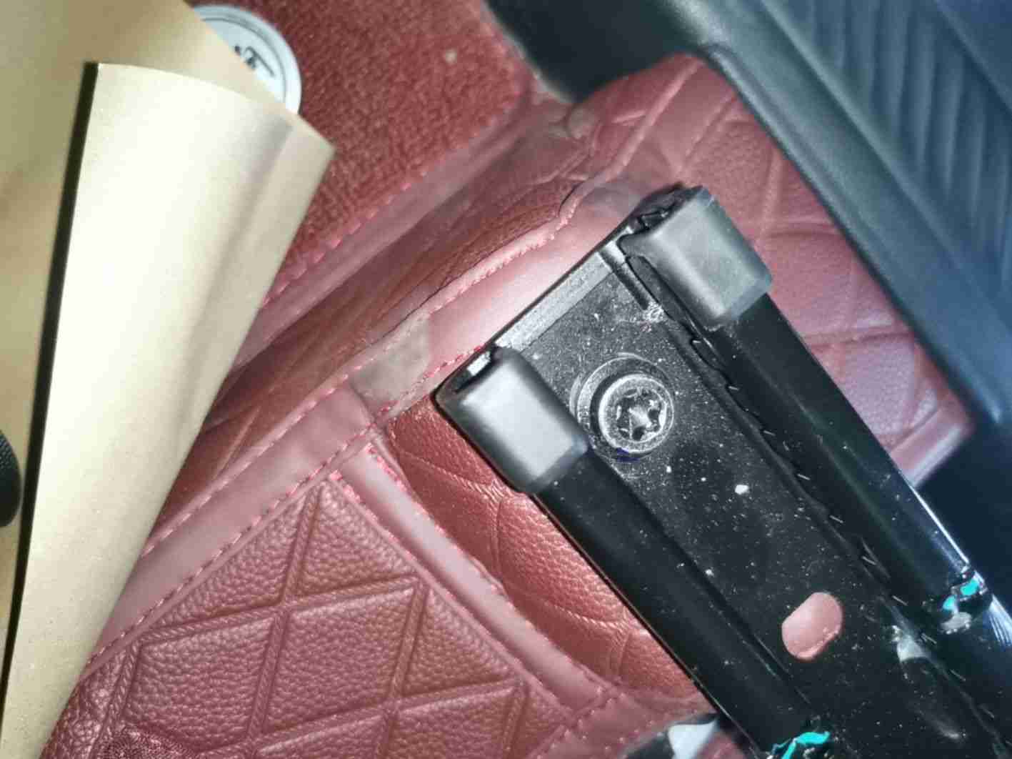 右前座椅滑轨拆卸痕迹实拍