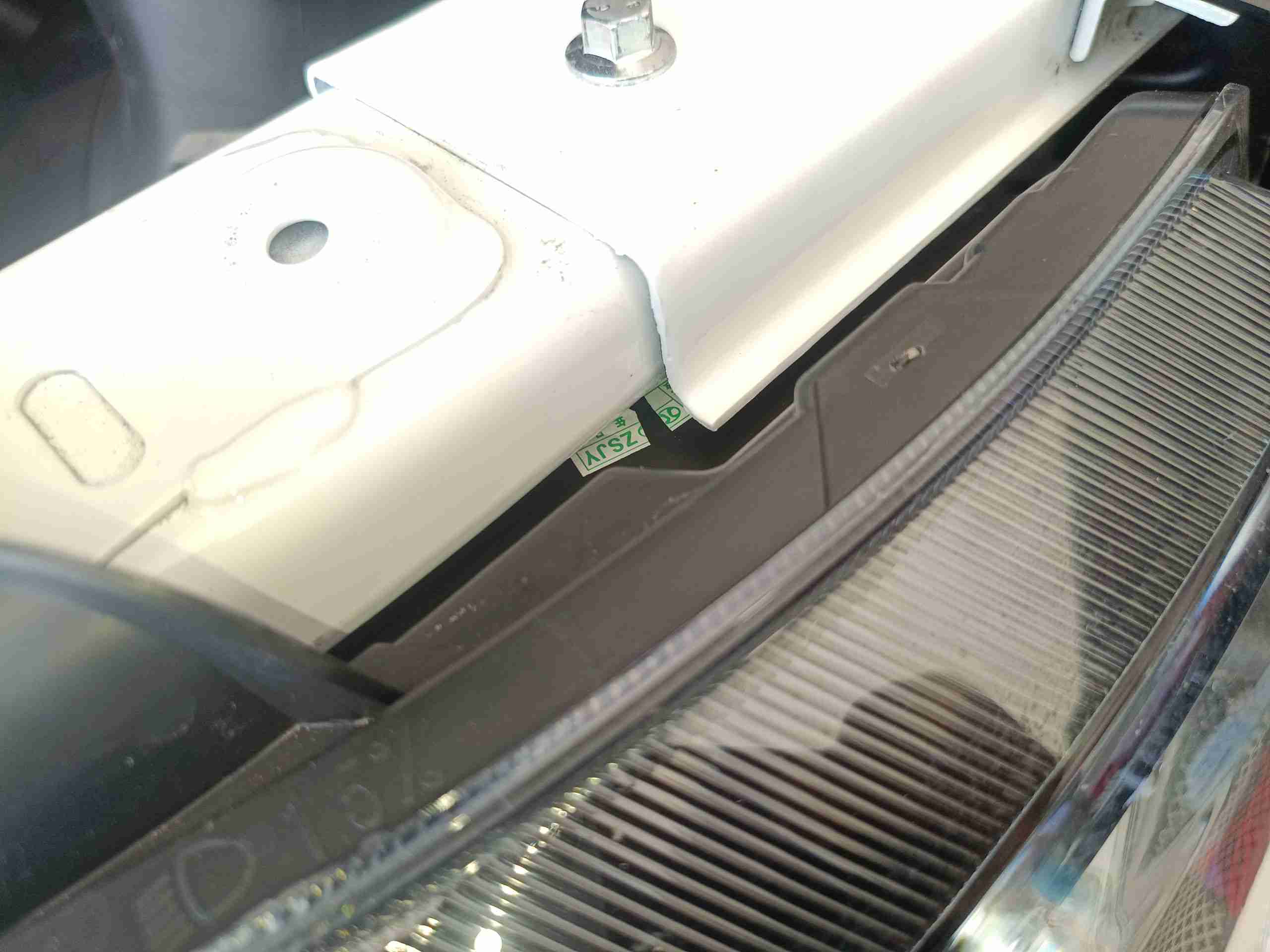 右前大灯更换痕迹实拍