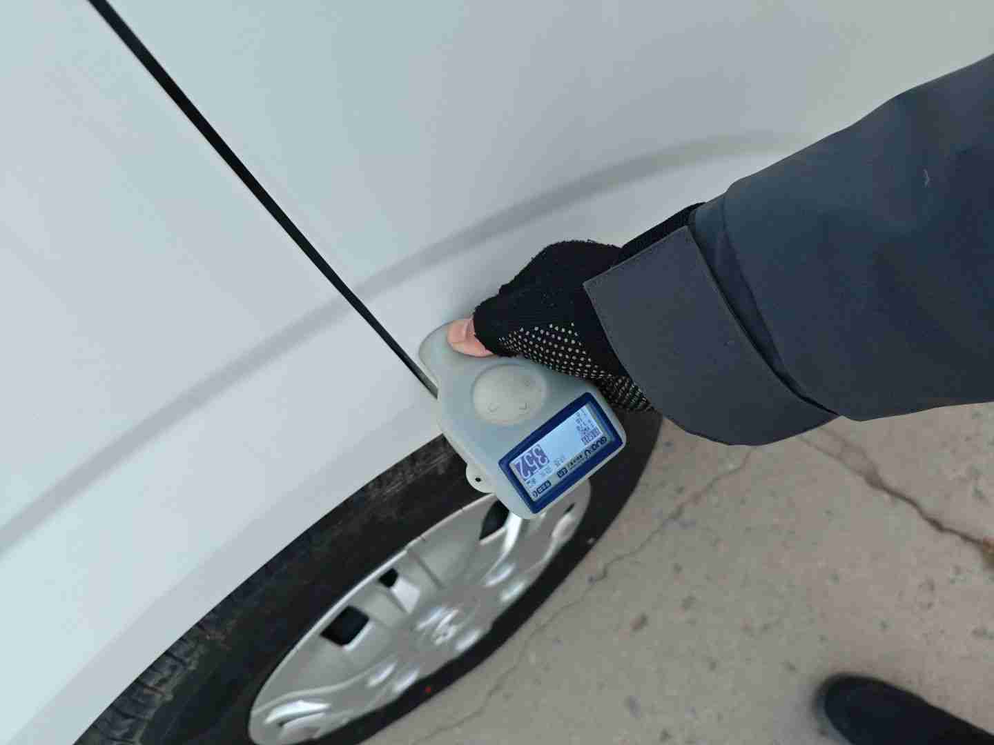 车辆左侧前门实拍