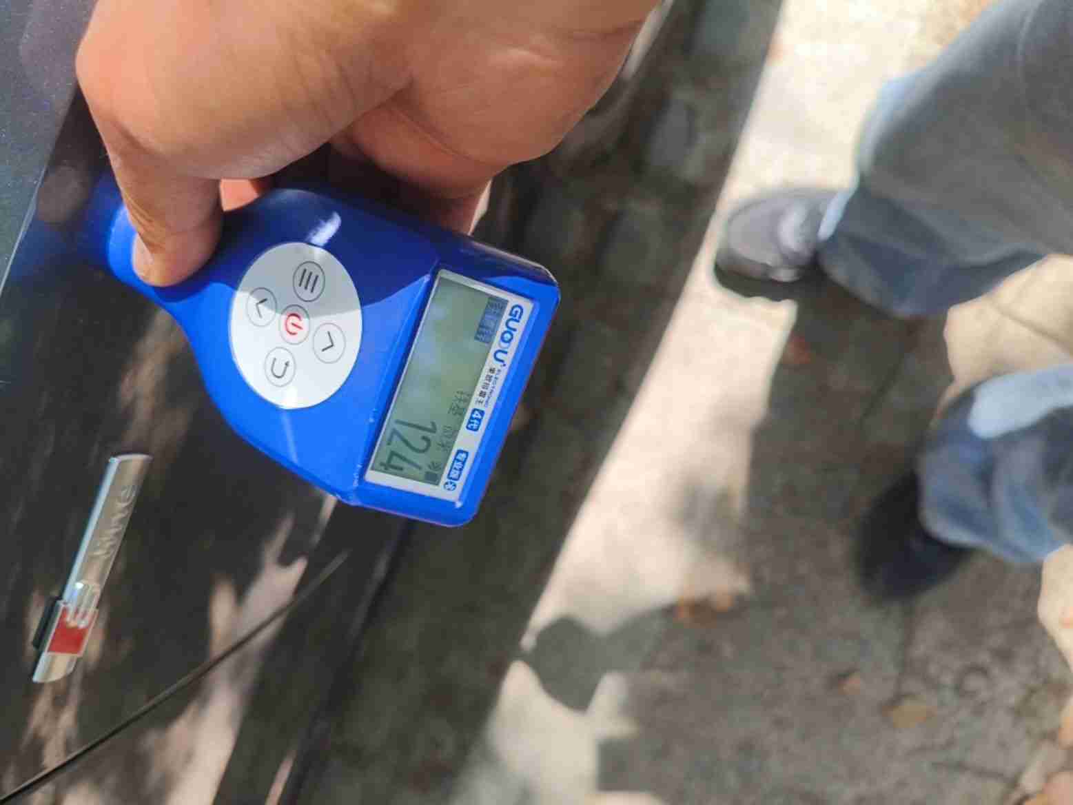 右前翼子板喷漆痕迹实拍