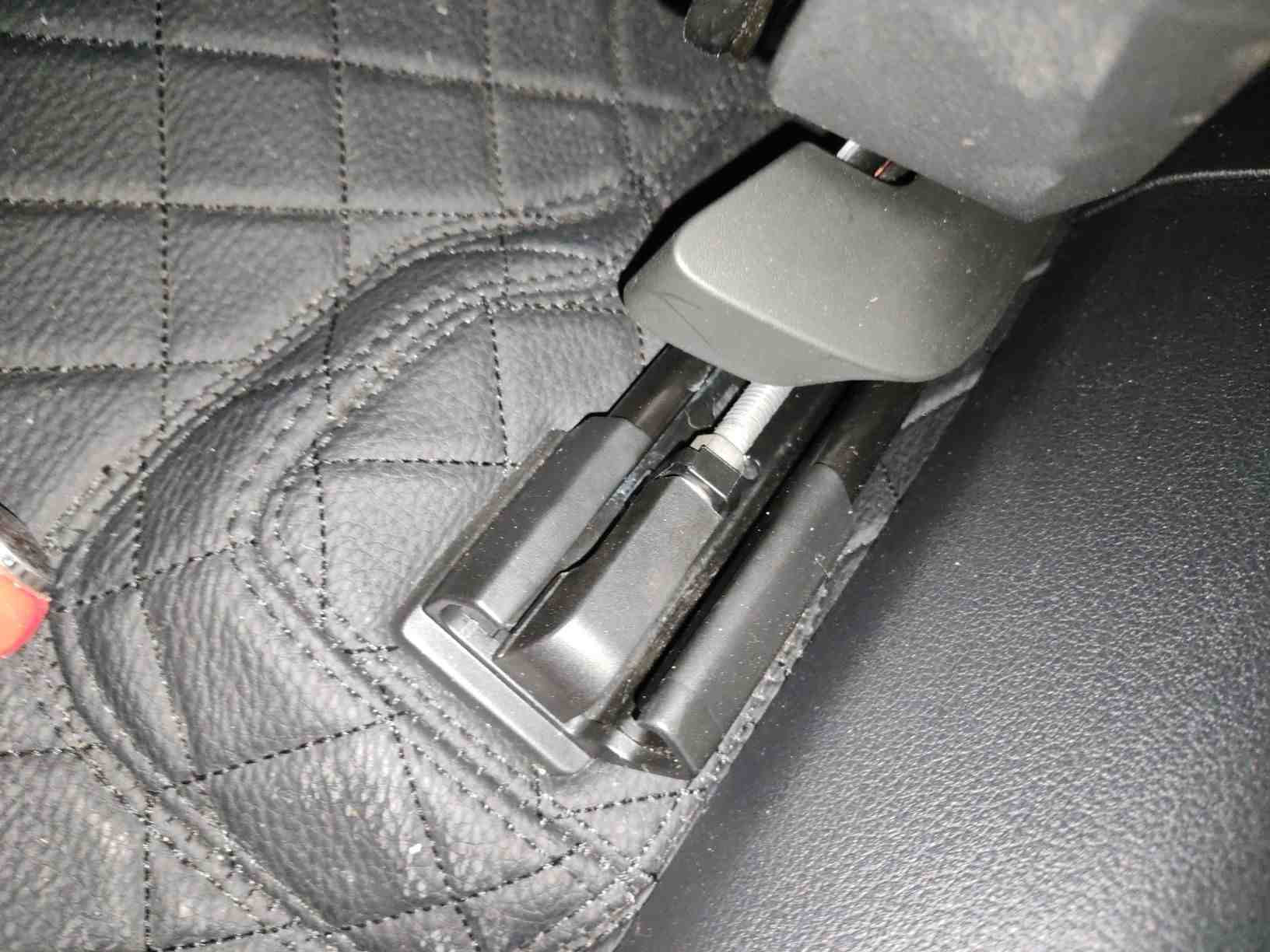 左前座椅滑轨拆卸痕迹实拍