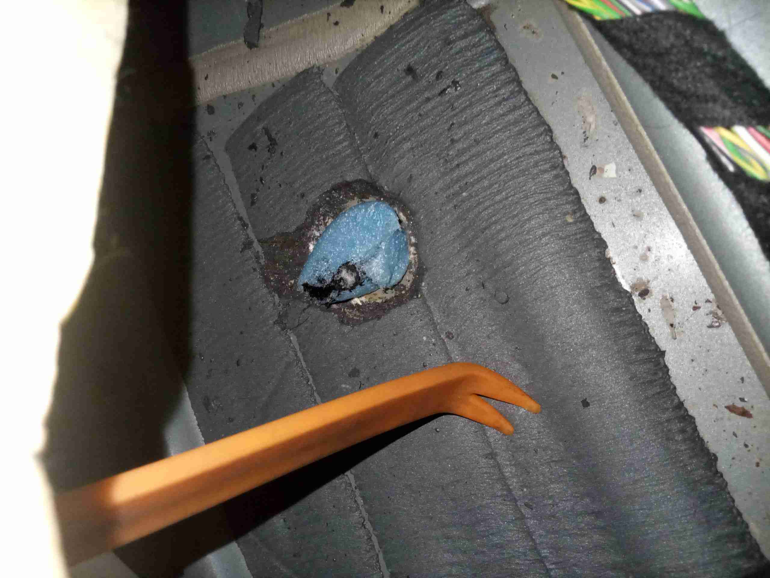 右侧底边梁改装打孔痕迹实拍