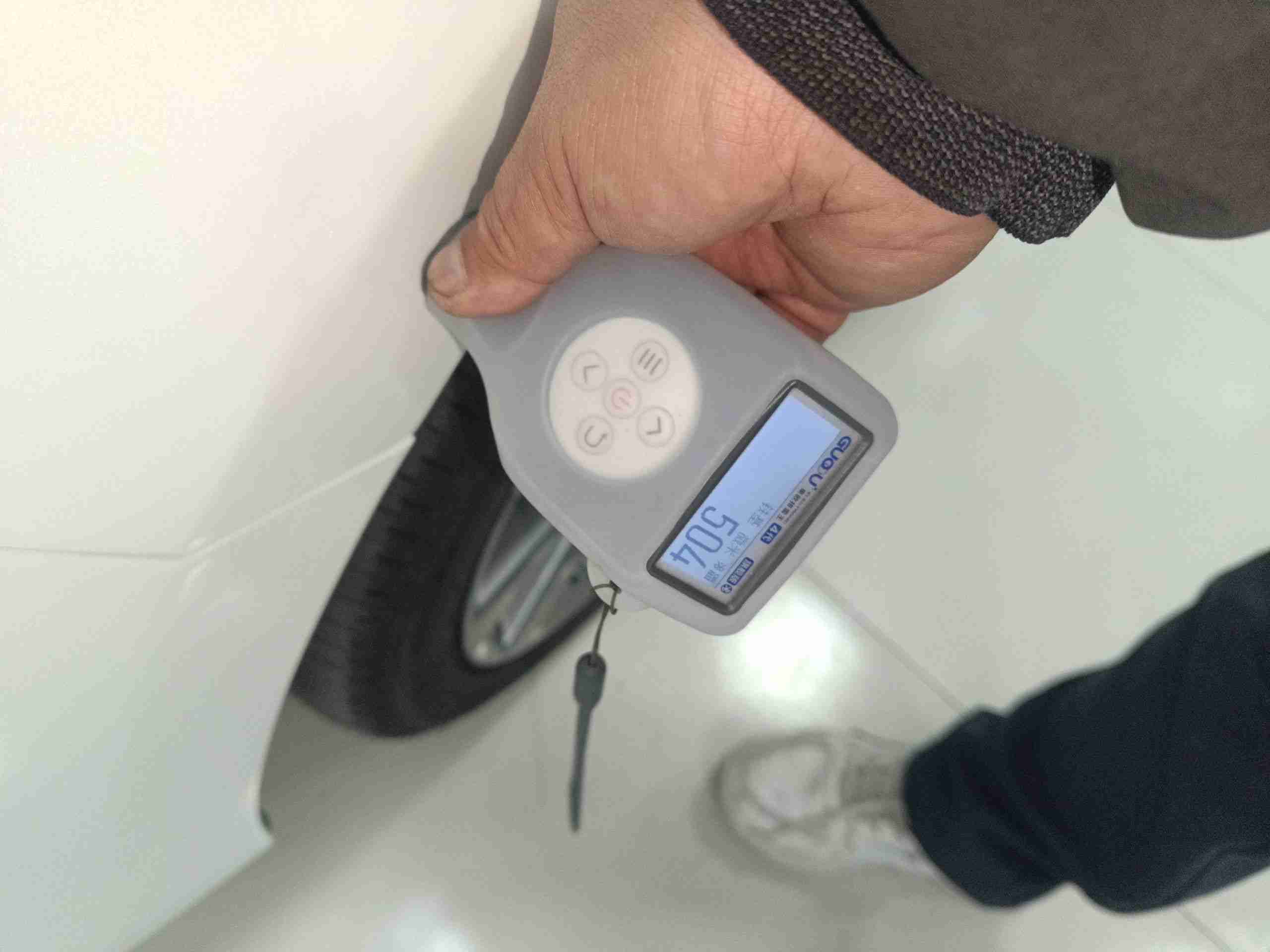 左前翼子板钣金痕迹实拍
