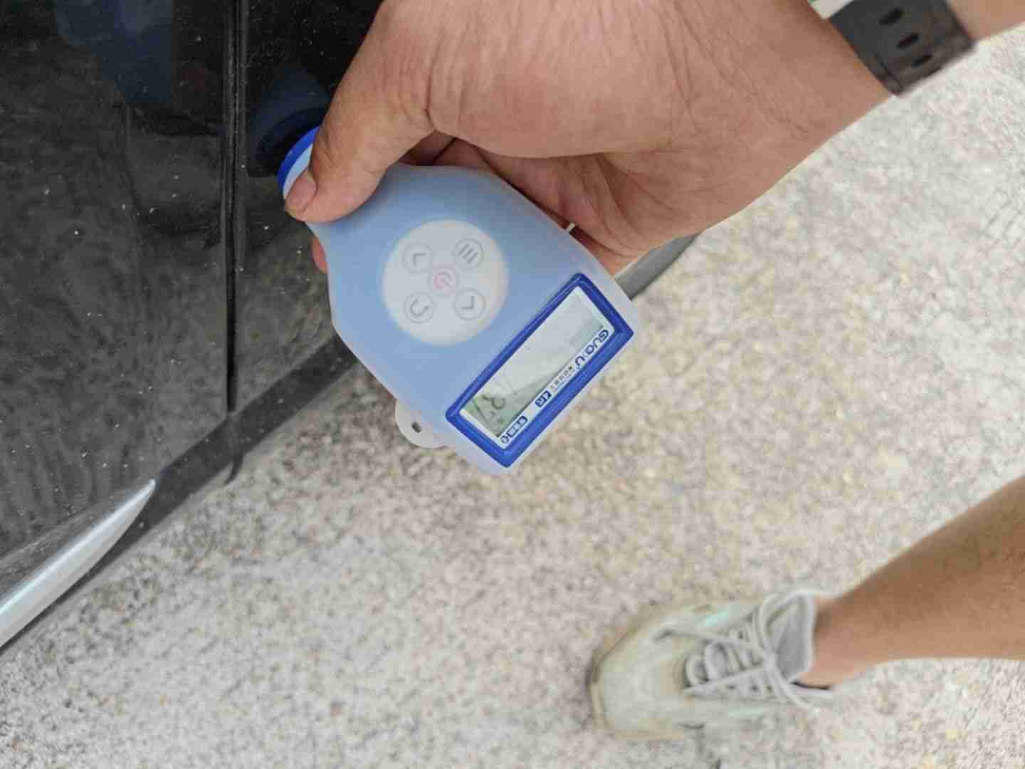 右前翼子板局部钣金细节实拍