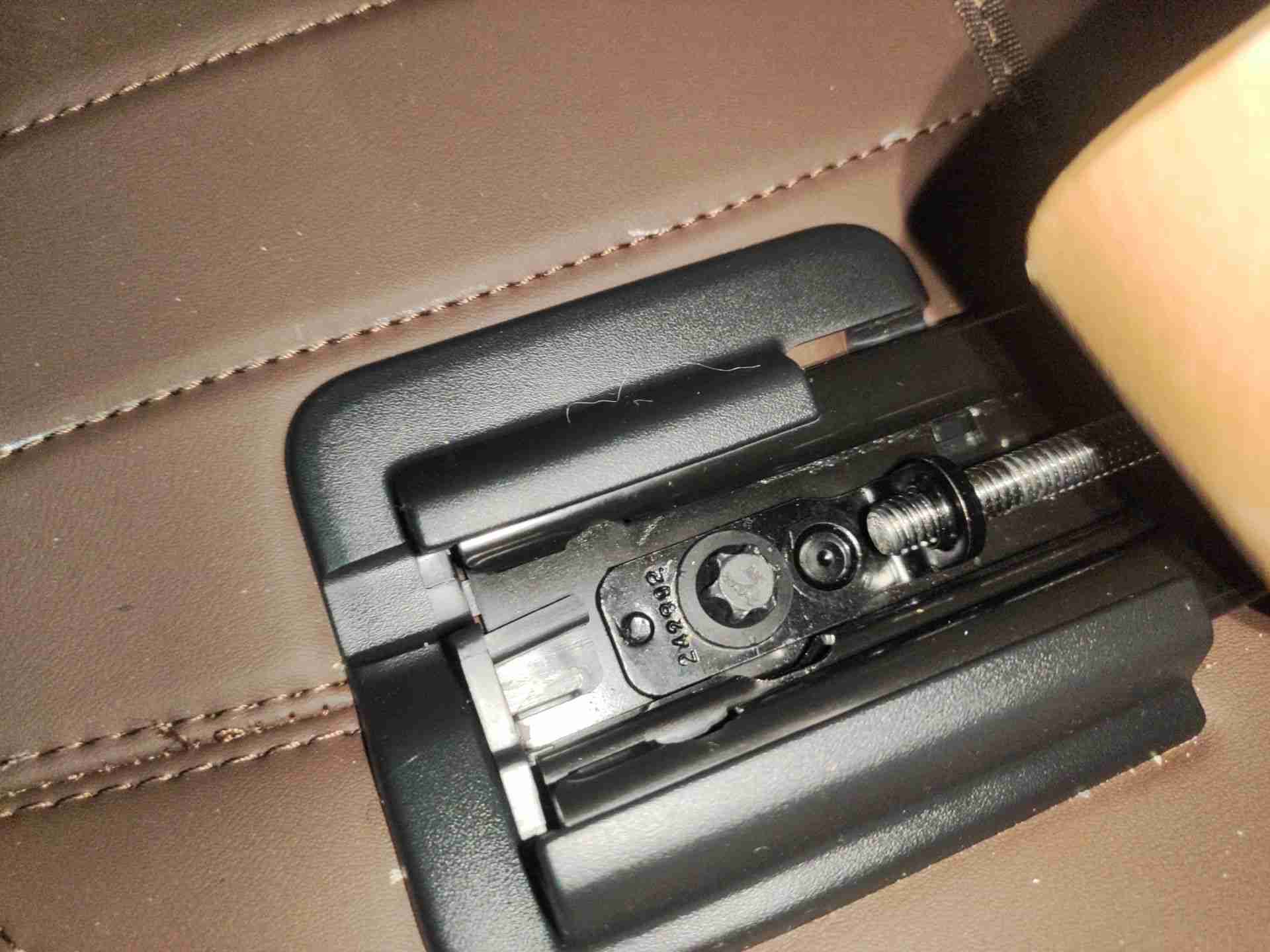 左前座椅滑轨拆卸痕迹实拍