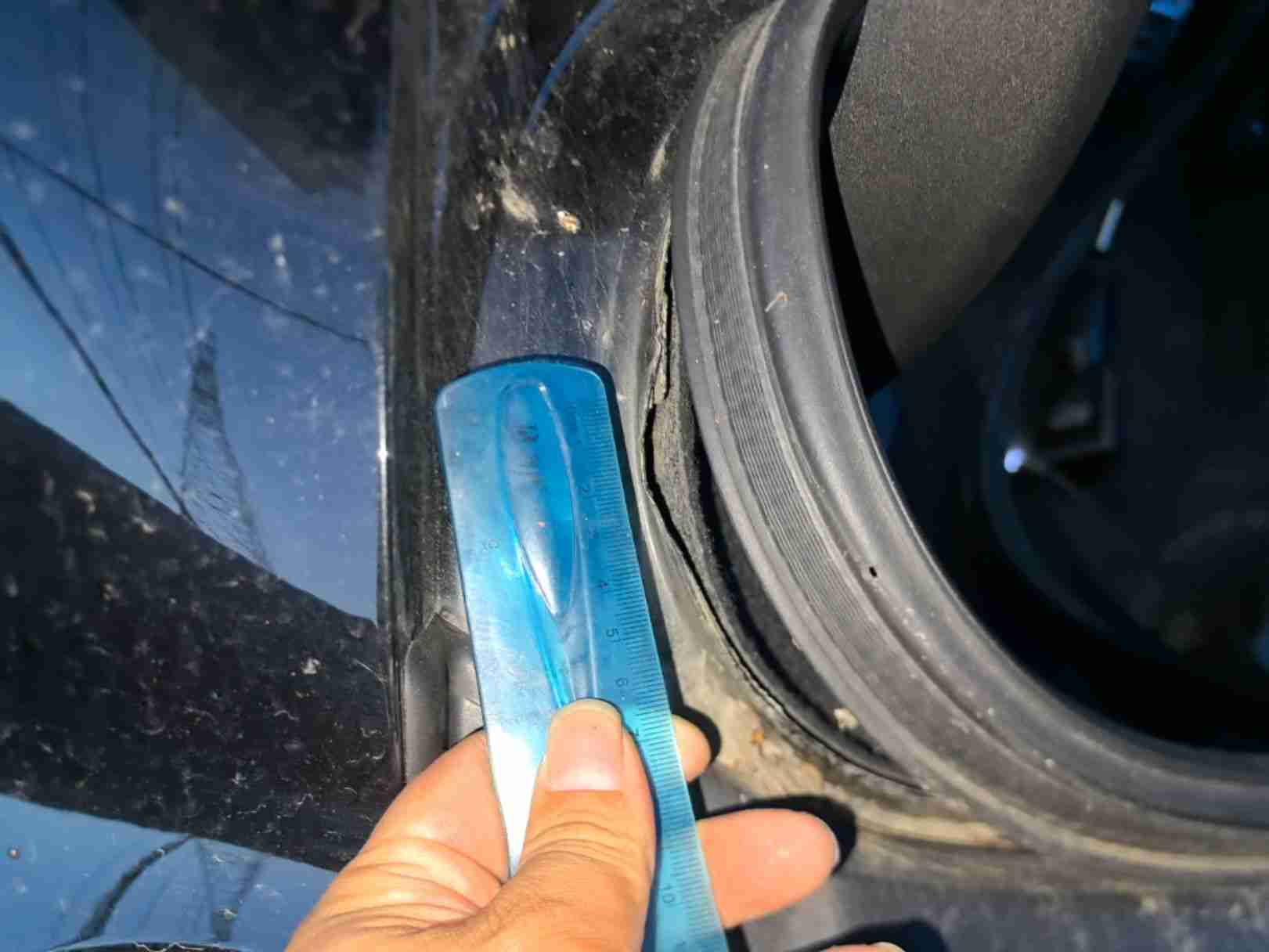 后备箱导水槽封边轻微变形实拍