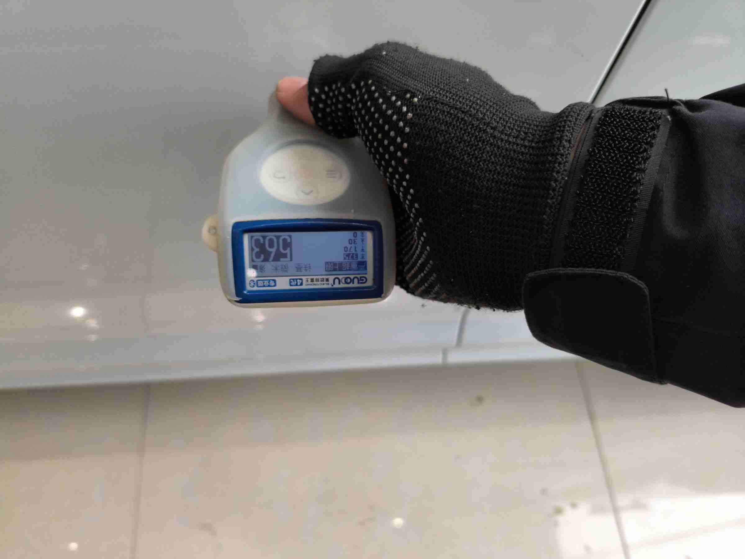 左侧前门钣金修复痕迹实拍