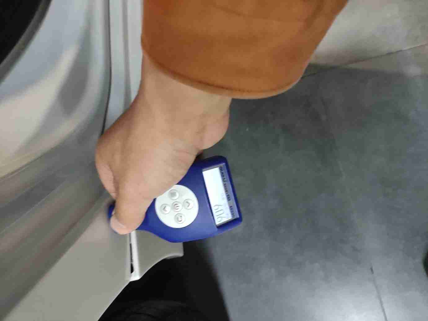 右后翼子板漆面钣金痕迹实拍