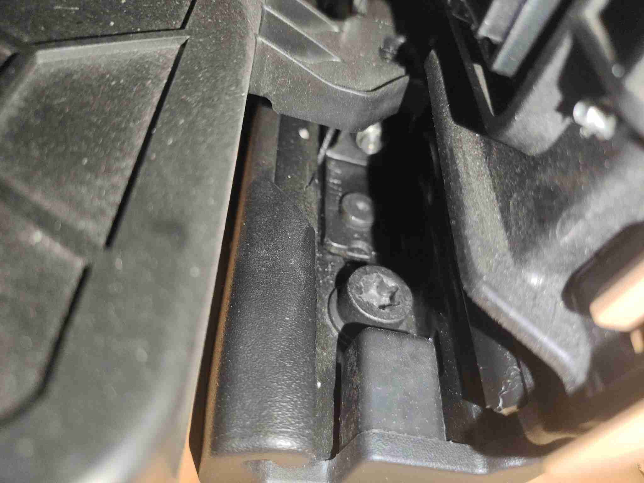 左前座椅滑轨拆卸痕迹实拍