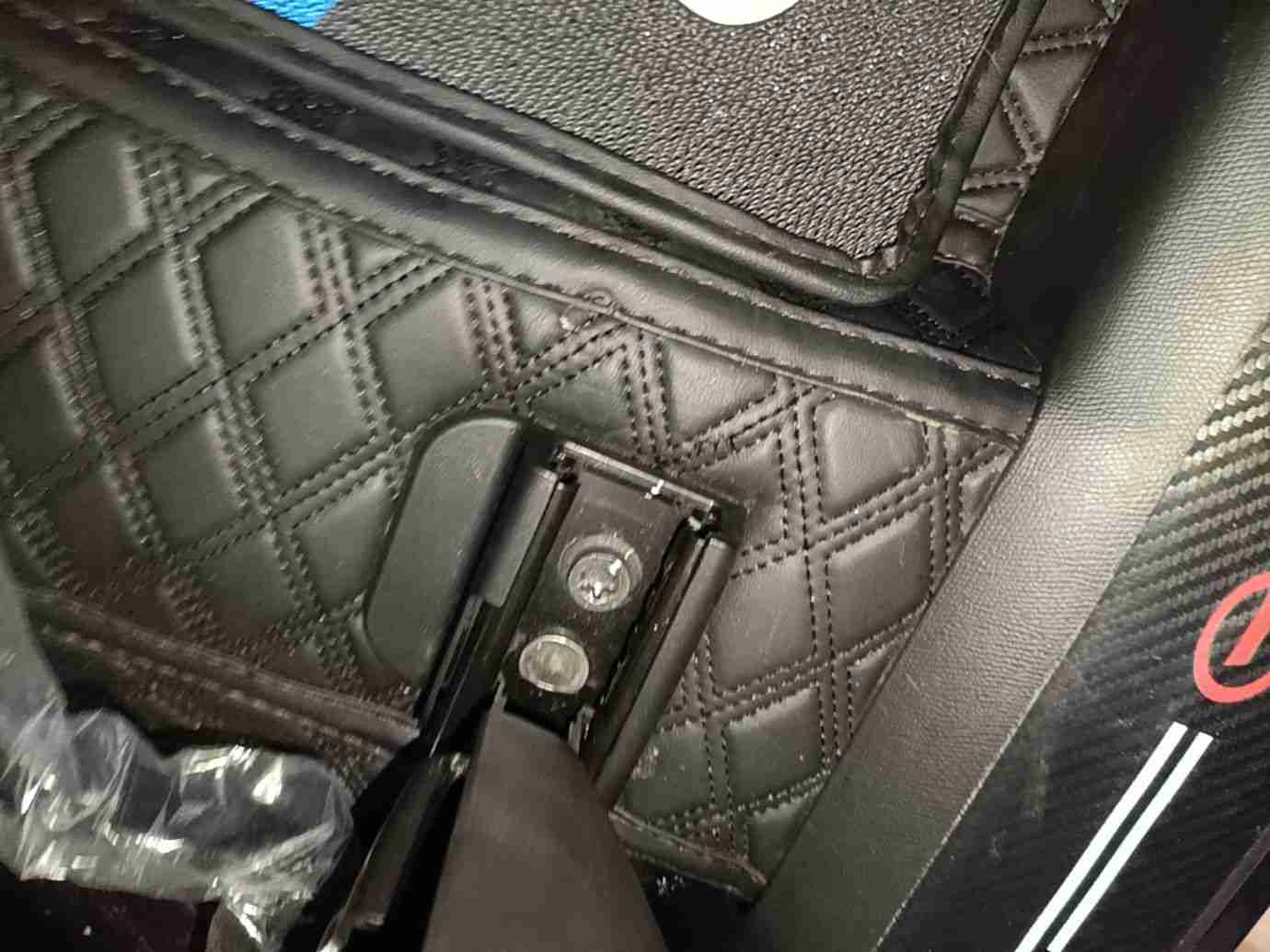 右前座椅滑轨拆卸痕迹实拍