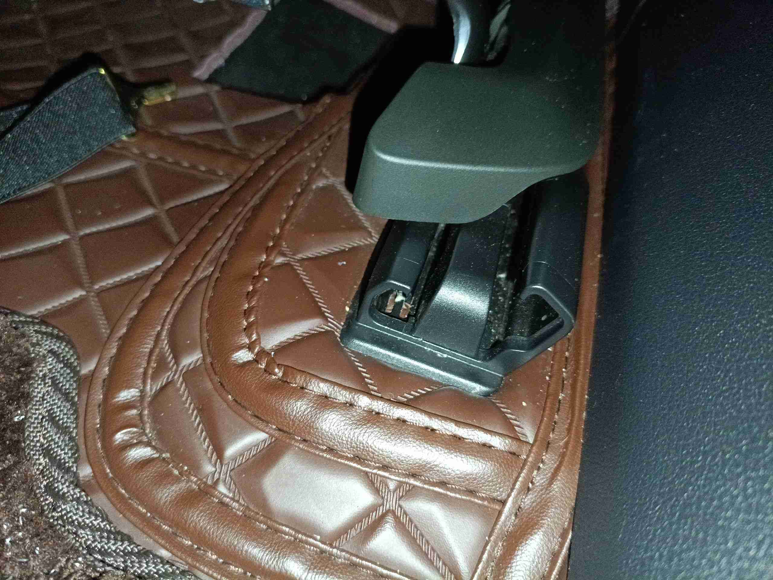左前座椅滑轨拆卸痕迹实拍