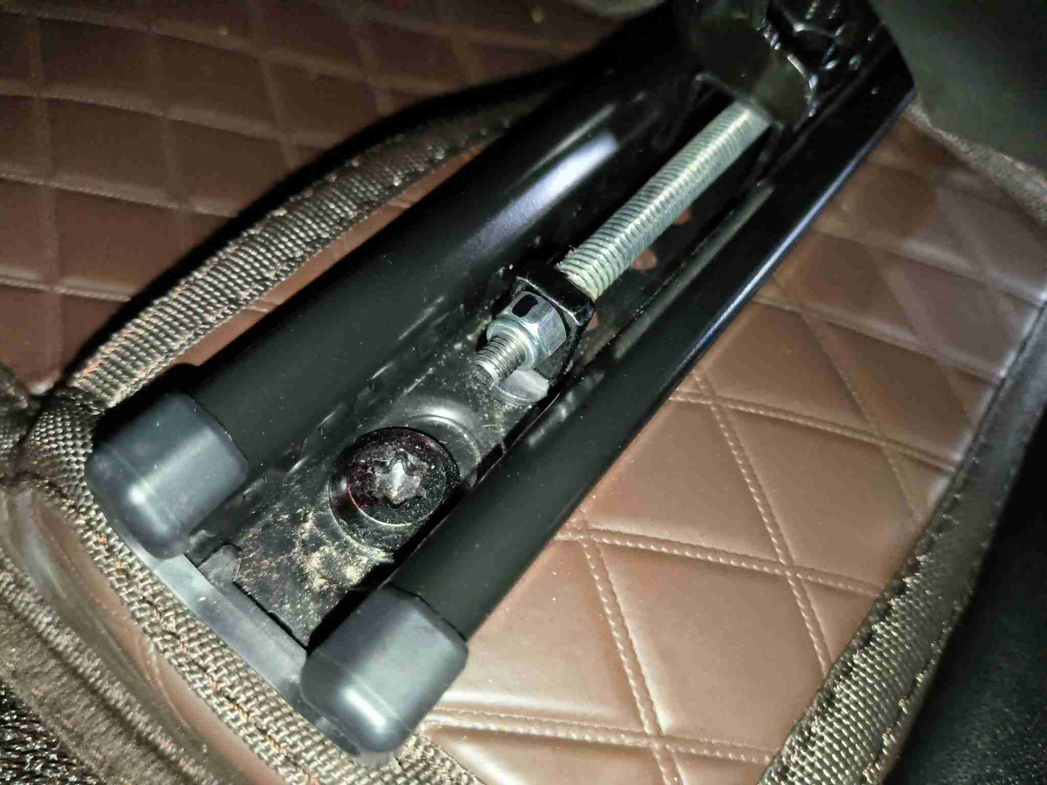 左前座椅滑轨及安装螺丝拆卸痕迹实拍
