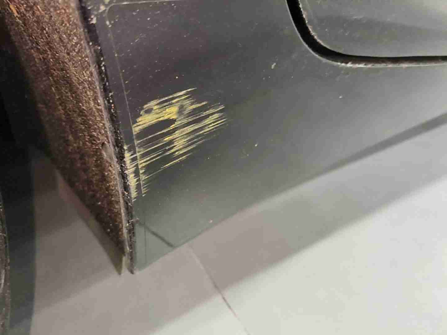 右侧底边梁塑料饰板剐蹭痕迹实拍