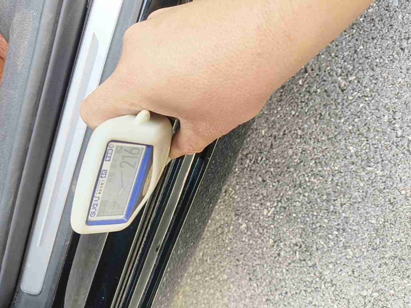 左侧底边梁钣金修复痕迹实拍