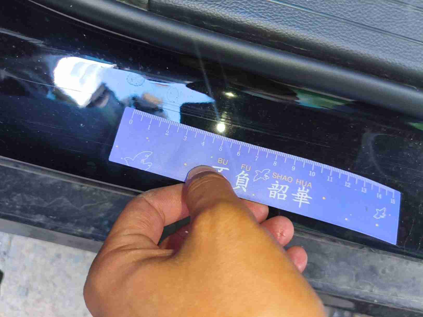 左侧门槛梁漆面损伤实拍