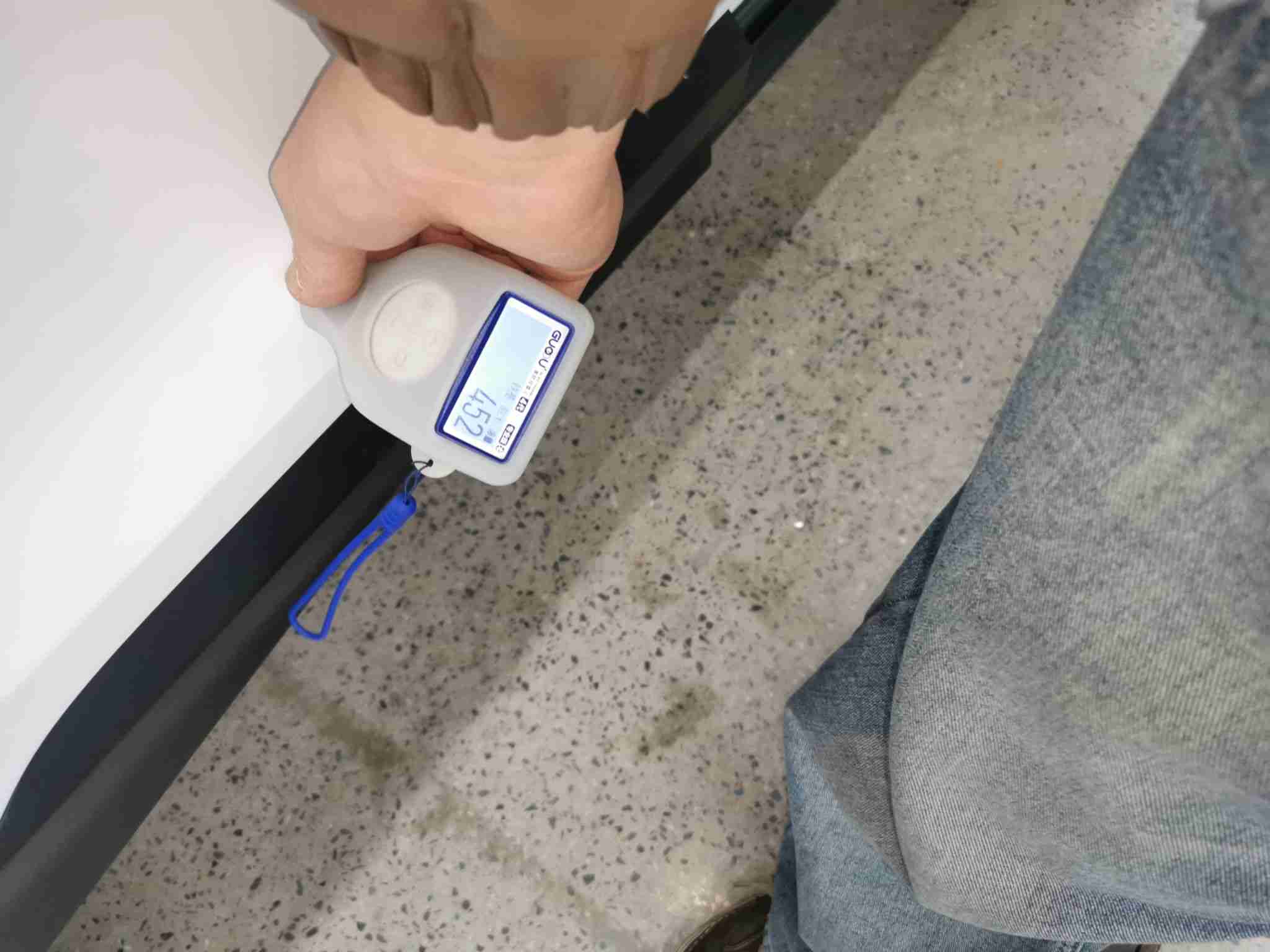 右侧后门漆面钣金修复痕迹实拍