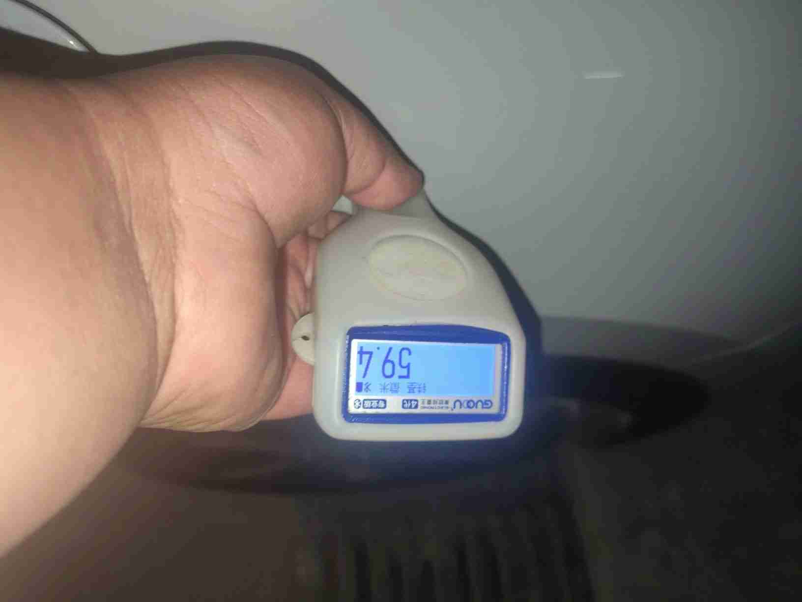 右前翼子板喷漆修复痕迹实拍