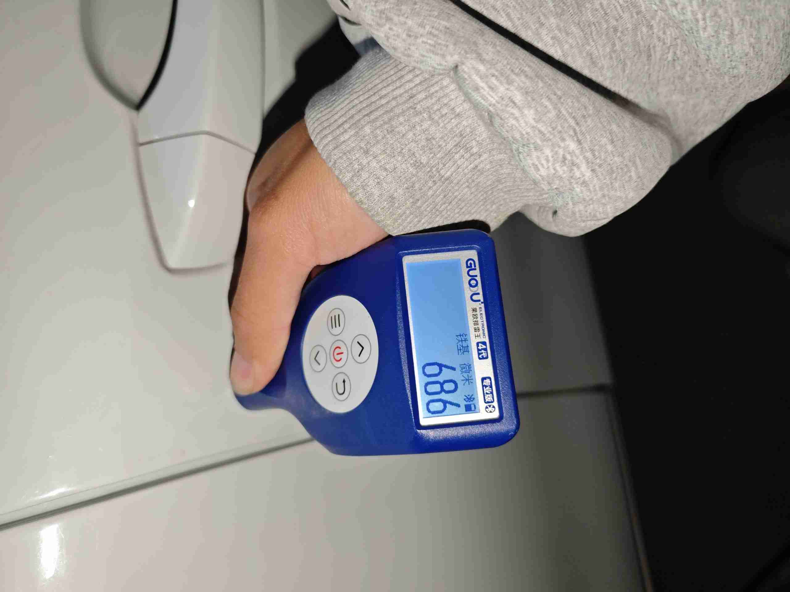 右侧前门漆面钣金修复痕迹实拍