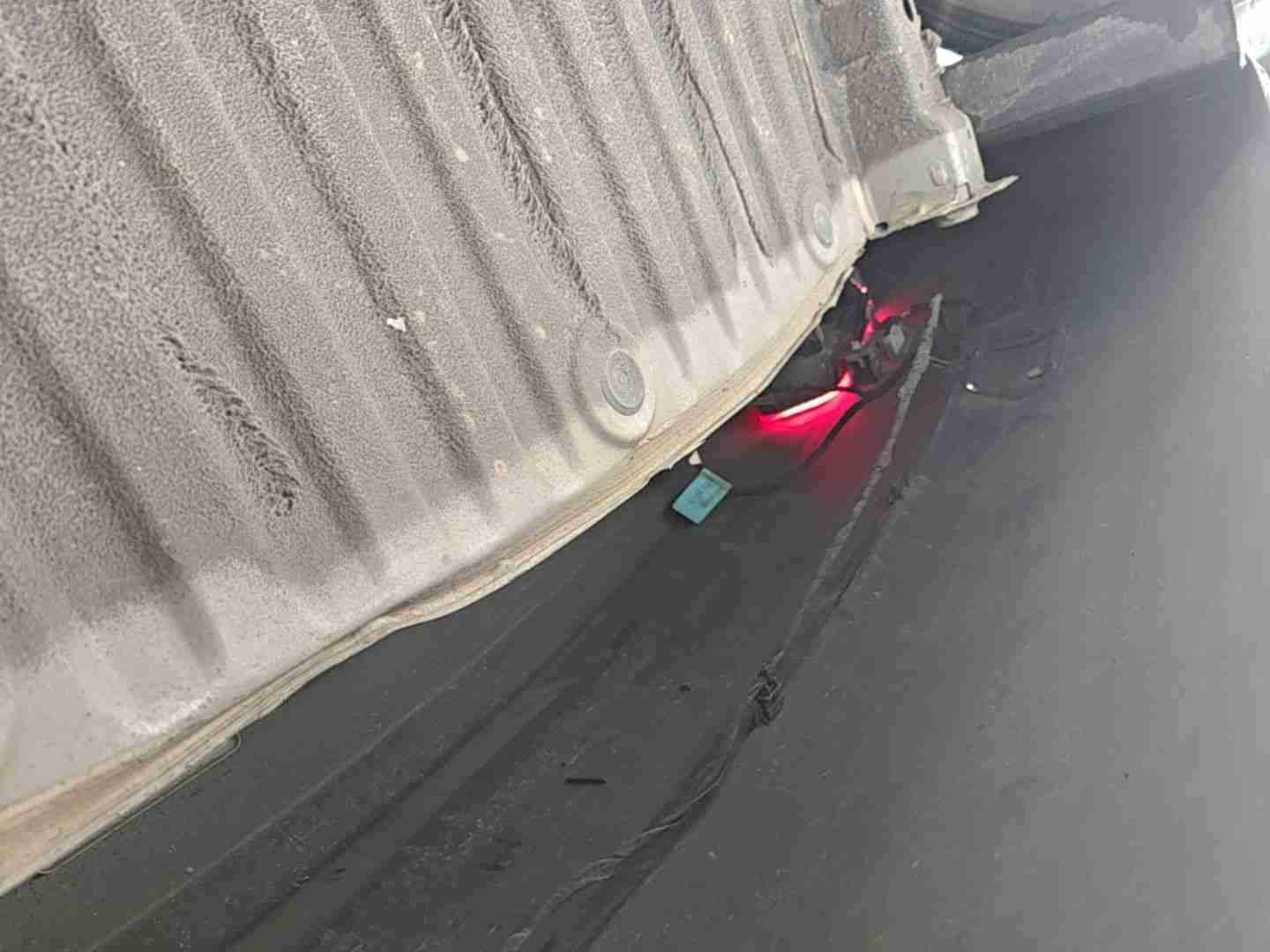 车尾后围板钣金修复痕迹实拍