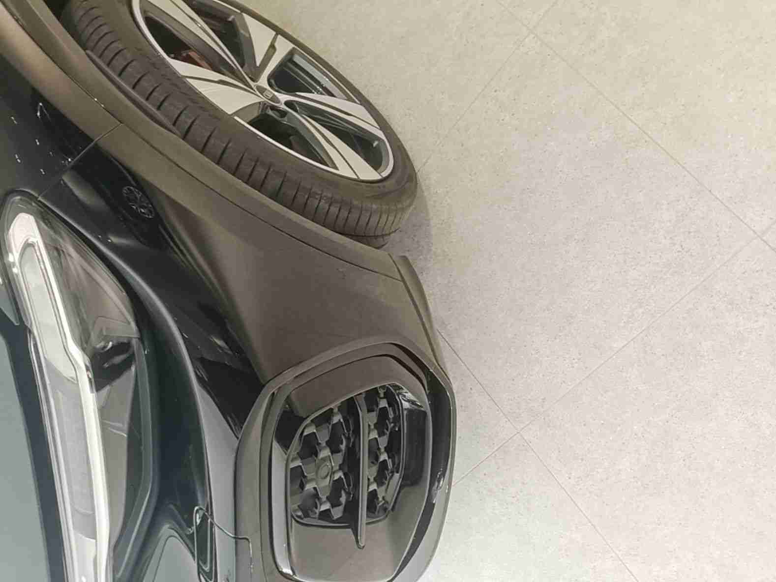 前保险杠拆卸痕迹实拍