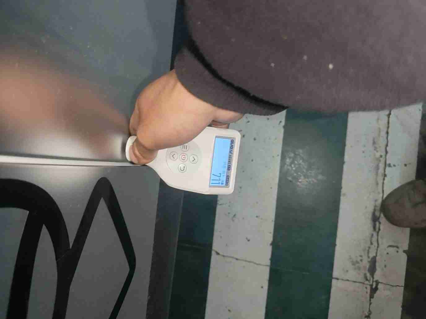 左侧后门钣金修复痕迹实拍