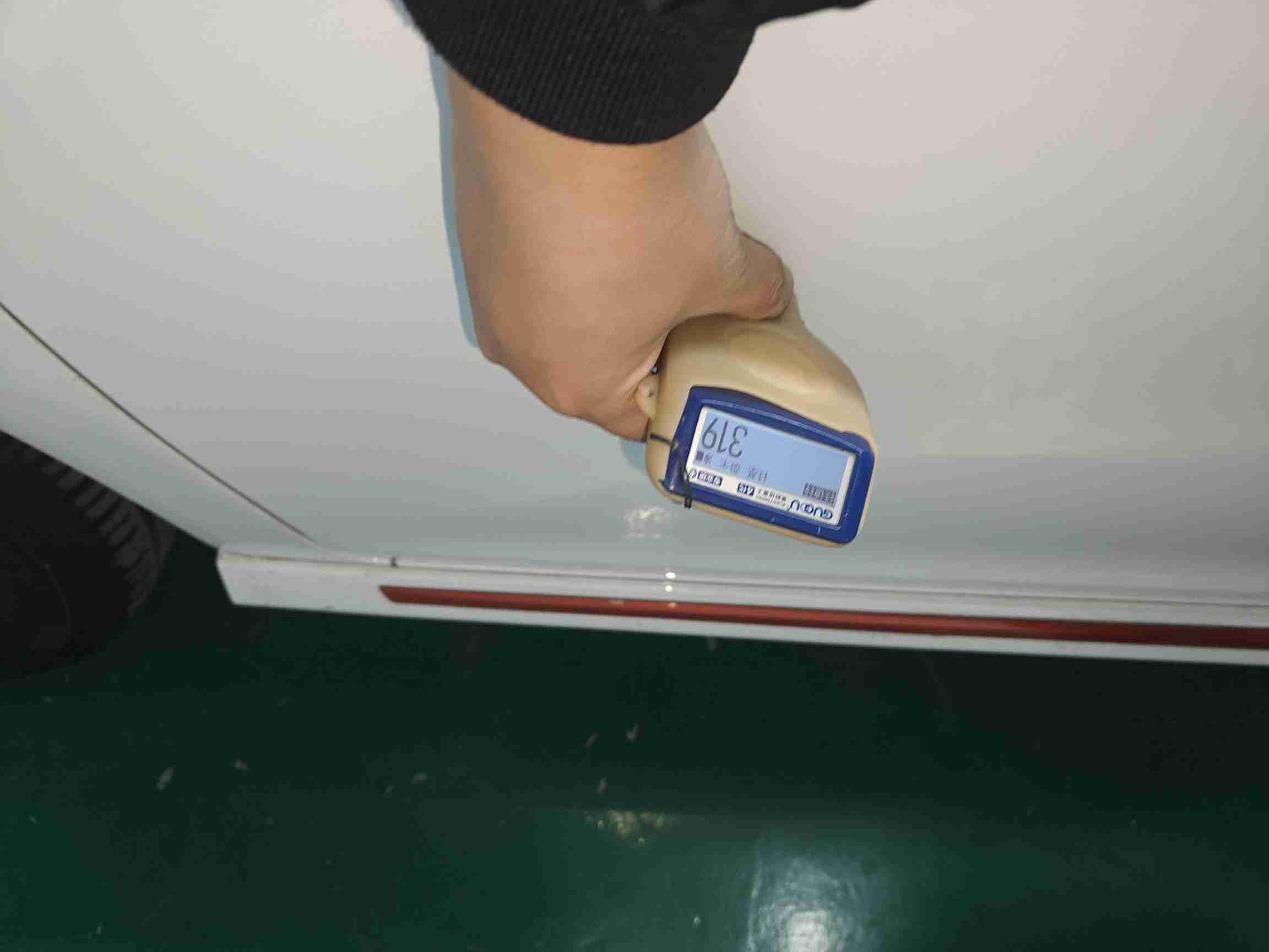左侧前门钣金痕迹实拍
